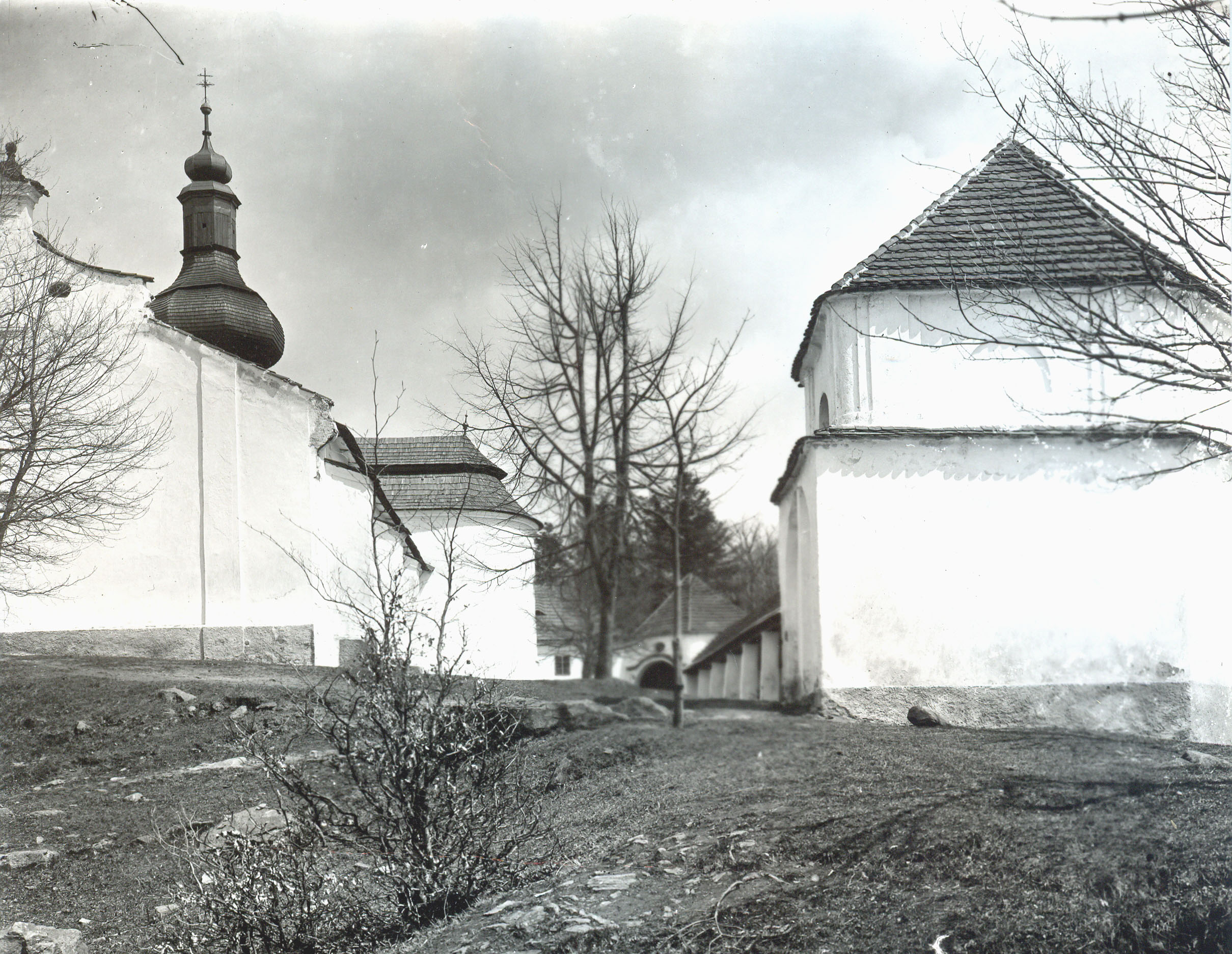 Pohled mezi kostel a ambity kolem roku 1900